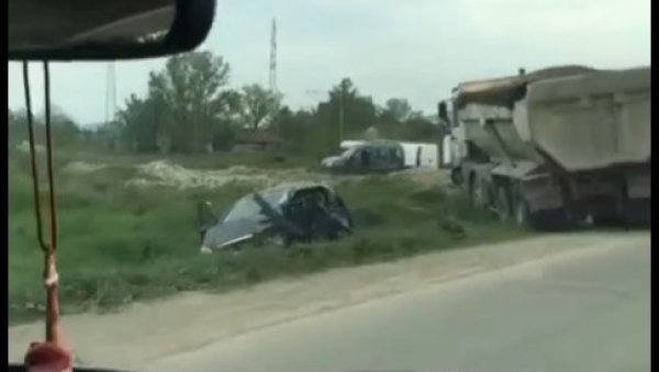 ЈЕЗИВА НЕСРЕЋА КОД ВРЕОЦА: Камион улетео у леву траку, једна особа погинула друга тешко повређена (ВИДЕО) ЈЕЗИВА НЕСРЕЋА КОД ВРЕОЦА: Камион улетео у леву траку, једна особа погинула друга тешко повређена (ВИДЕО)