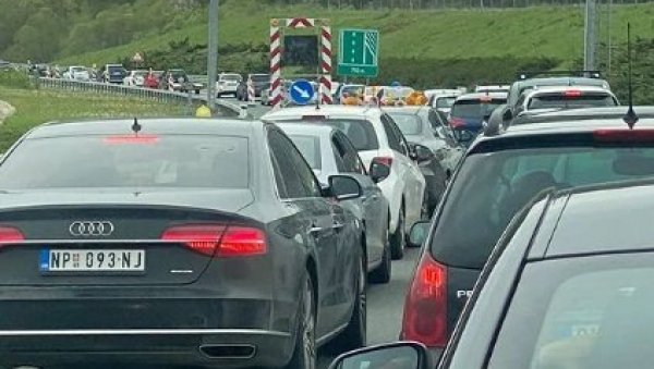 ОВЕ ПУТЕВЕ БОЉЕ ЗАОБИЂИТЕ: Сви беже на 4 дана, стварају се колоне (ФОТО) ОВЕ ПУТЕВЕ БОЉЕ ЗАОБИЂИТЕ: Сви беже на 4 дана, стварају се колоне (ФОТО)