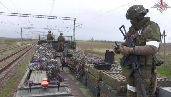 ПОГЛЕДАЈТЕ – РУСКИ ЈЕДИНСТВЕНИ ОКЛОПНИ ВОЗ: Наоружан са минобацачима, ПВО топовима, БВП, дроновима и војницима (ВИДЕО) ПОГЛЕДАЈТЕ – РУСКИ ЈЕДИНСТВЕНИ ОКЛОПНИ ВОЗ: Наоружан са минобацачима, ПВО топовима, БВП, дроновима и војницима (ВИДЕО)