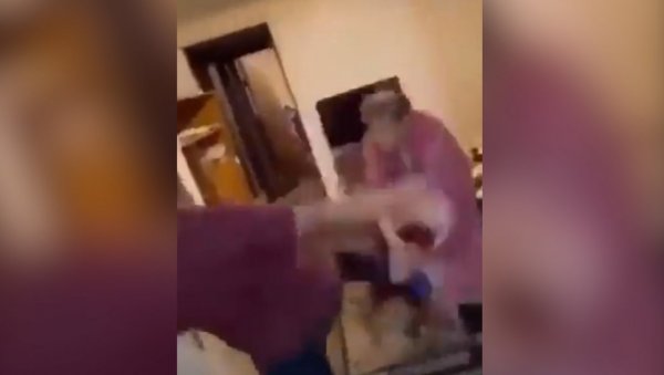 УЗНЕМИРУЈУЋ СНИМАК СА ДУШТВЕНИХ МРЕЖА: Унук крвнички нокаутирао баку (ВИДЕО) УЗНЕМИРУЈУЋ СНИМАК СА ДУШТВЕНИХ МРЕЖА: Унук крвнички нокаутирао баку (ВИДЕО)