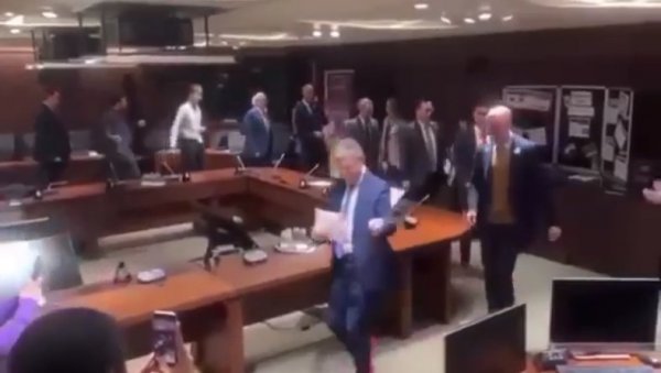 ПОШАСТИ ПОСТМОДЕРНЕ: Канадски политичари у штиклама врцкају, све то снима министар саобраћаја (ВИДЕО) ПОШАСТИ ПОСТМОДЕРНЕ: Канадски политичари у штиклама врцкају, све то снима министар саобраћаја (ВИДЕО)