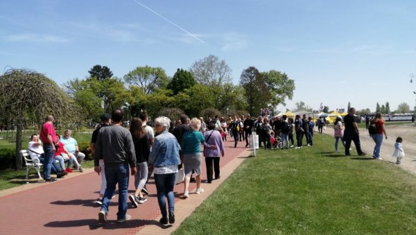 СВЕ ВРВИ ОД ГОСТИЈУ: Првомајски уранак на Палићу обара рекорде (ФОТО)