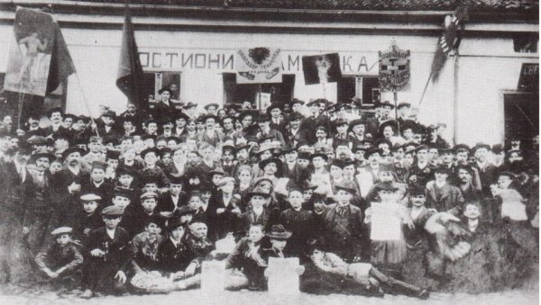КАКО СУ ПРВИ МАЈ СЛАВИЛИ 1908. ГОДИНЕ У КРУШЕВЦУ? Ова фотографија је доказ КАКО СУ ПРВИ МАЈ СЛАВИЛИ 1908. ГОДИНЕ У КРУШЕВЦУ? Ова фотографија је доказ