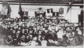 КАКО СУ ПРВИ МАЈ СЛАВИЛИ 1908. ГОДИНЕ У КРУШЕВЦУ? Ова фотографија је доказ КАКО СУ ПРВИ МАЈ СЛАВИЛИ 1908. ГОДИНЕ У КРУШЕВЦУ? Ова фотографија је доказ