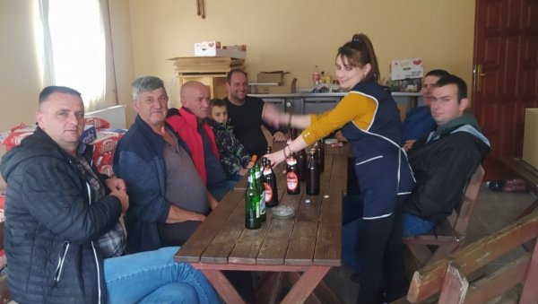 ПАРЛАМЕНТ У СЕОСКОЈ ПРОДАВНИЦИ: После затварања већине кафана сељани нашли ново место за окупљање (ФОТО) ПАРЛАМЕНТ У СЕОСКОЈ ПРОДАВНИЦИ: После затварања већине кафана сељани нашли ново место за окупљање (ФОТО)