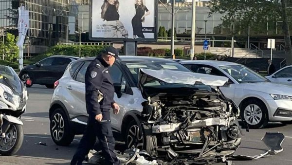 ПРВЕ ФОТОГРАФИЈЕ ТЕШКЕ НЕСРЕЋЕ КОД УШЋА: Аутомобил потпуно смрскан (ФОТО) ПРВЕ ФОТОГРАФИЈЕ ТЕШКЕ НЕСРЕЋЕ КОД УШЋА: Аутомобил потпуно смрскан (ФОТО)
