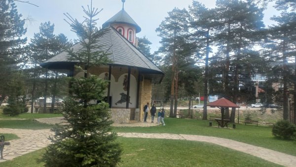 ЧАК СУ ПРЕТИЛИ БОМБАМА: Како је у средишту Дивчибара никла цррква Светог Пантелејмона ЧАК СУ ПРЕТИЛИ БОМБАМА: Како је у средишту Дивчибара никла цррква Светог Пантелејмона