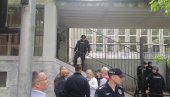 МАЛОЛЕТНИК ПУЦАО У ЂАКЕ, ИМА ПОВРЕЂЕНИХ: Детаљи пуцњаве у основној школи у Београду МАЛОЛЕТНИК ПУЦАО У ЂАКЕ, ИМА ПОВРЕЂЕНИХ: Детаљи пуцњаве у основној школи у Београду