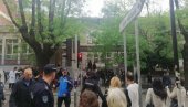 JUČE BIO NA ŽURKI: Učenici o vinovniku masakra u školi na Vračaru (FOTO/VIDEO) JUČE BIO NA ŽURKI: Učenici o vinovniku masakra u školi na Vračaru (FOTO/VIDEO)