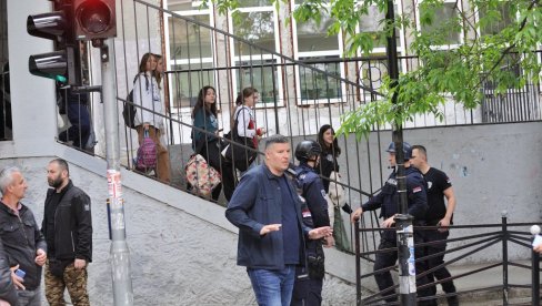 POTRESNE FOTOGRAFIJE TRAGEDIJE KAKVU SRBIJA NE PAMTI: U masakru u školi na Vračaru devet ubijenih (FOTO) POTRESNE FOTOGRAFIJE TRAGEDIJE KAKVU SRBIJA NE PAMTI: U masakru u školi na Vračaru devet ubijenih (FOTO)