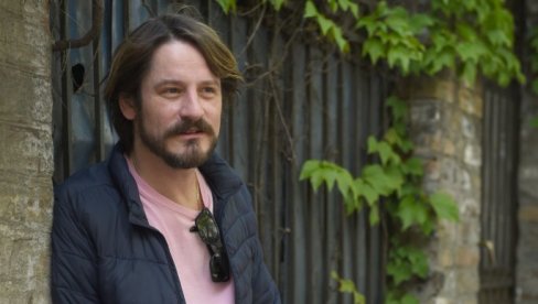 NAJLEPŠE TEK TREBA DA MI SE DOGODI: Igor Benčina o liku blizanaca u Nemirnima, ambicioznom muzičaru u Kruni... NAJLEPŠE TEK TREBA DA MI SE DOGODI: Igor Benčina o liku blizanaca u Nemirnima, ambicioznom muzičaru u Kruni...