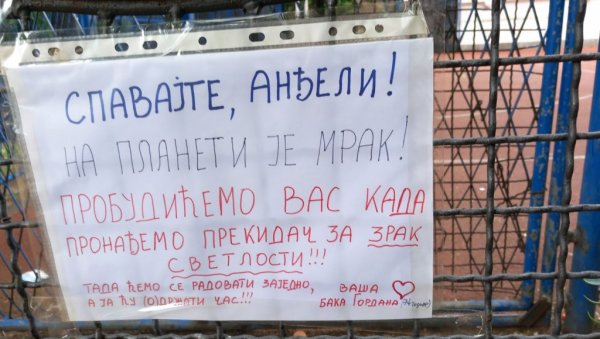 СПАВАЈТЕ, АНЂЕЛИ! НА ПЛАНЕТИ ЈЕ МРАК: Бака испред школе на Врачару оставила потресну поруку (ФОТО)