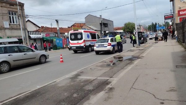 ЧУО СЕ ЈАК ПРАСАК: Ударио аутом човека који је претрчавао улицу, па му први притекао у помоћ ЧУО СЕ ЈАК ПРАСАК: Ударио аутом човека који је претрчавао улицу, па му први притекао у помоћ