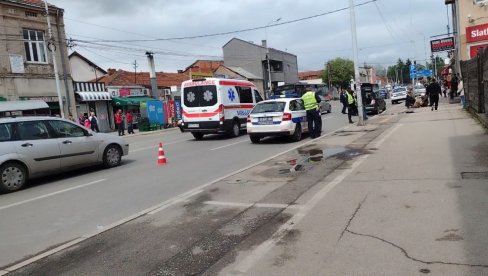 ČUO SE JAK PRASAK: Udario autom čoveka koji je pretrčavao ulicu, pa mu prvi pritekao u pomoć ČUO SE JAK PRASAK: Udario autom čoveka koji je pretrčavao ulicu, pa mu prvi pritekao u pomoć