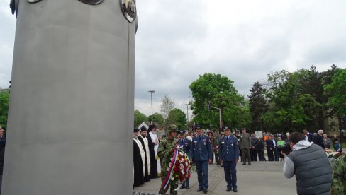 POMEN HRABROM PILOTU POGINULOM U NATO AGRESIJI: Sećanje na herojstvo pukovnika Milenka Pavlovića POMEN HRABROM PILOTU POGINULOM U NATO AGRESIJI: Sećanje na herojstvo pukovnika Milenka Pavlovića