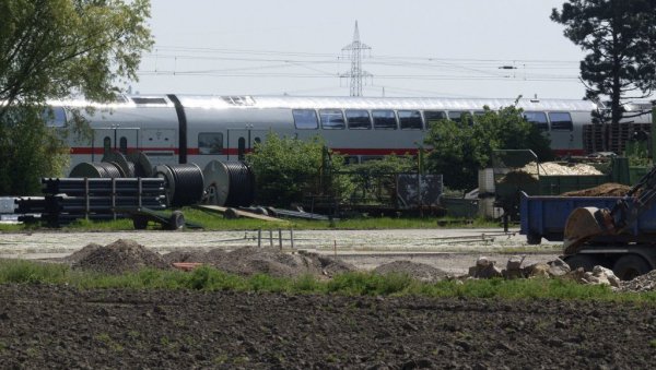 ТРАГЕДИЈА У НЕМАЧКОЈ: Воз налетео на раднике на прузи, двојицу убио, пет особа у тешком шоку