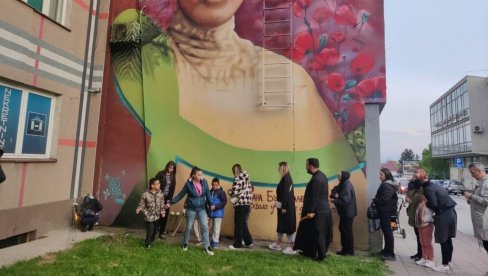 VRANJANCI ODALI POŠTU STRADALIMA: Dirljiv skup ispred murala Diane Budisavljević VRANJANCI ODALI POŠTU STRADALIMA: Dirljiv skup ispred murala Diane Budisavljević