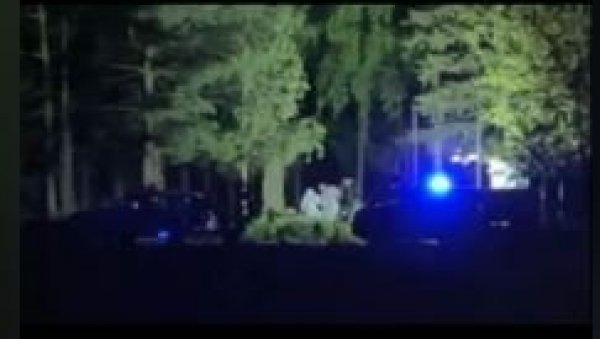 ПОЛИЦИЈА ПУСТИЛА ПСЕ: Потрага за терористом из Младеновца (ВИДЕО) ПОЛИЦИЈА ПУСТИЛА ПСЕ: Потрага за терористом из Младеновца (ВИДЕО)