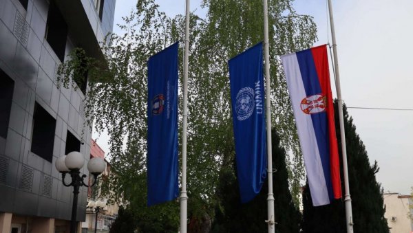 СКАНДАЛ У ЛЕПОСАВИЋУ: Уклоњена застава Србије и УН, постављена табла Република Косово СКАНДАЛ У ЛЕПОСАВИЋУ: Уклоњена застава Србије и УН, постављена табла Република Косово