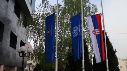 SKANDAL U LEPOSAVIĆU: Uklonjena zastava Srbije i UN, postavljena tabla Republika Kosovo