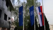 СКАНДАЛ У ЛЕПОСАВИЋУ: Уклоњена застава Србије и УН, постављена табла Република Косово СКАНДАЛ У ЛЕПОСАВИЋУ: Уклоњена застава Србије и УН, постављена табла Република Косово