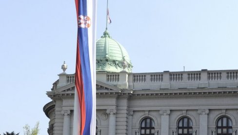 ZASTAVE NA POLA KOPLJA: Dan žalosti u Srbiji zbog tragičnih događaja na KiM ZASTAVE NA POLA KOPLJA: Dan žalosti u Srbiji zbog tragičnih događaja na KiM