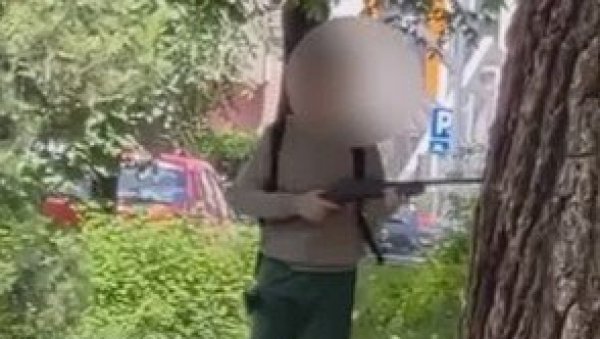 СНИМАК ИЗ НОВОГ САДА: Младић са ваздушном пушком иза музичке школе (ВИДЕО) СНИМАК ИЗ НОВОГ САДА: Младић са ваздушном пушком иза музичке школе (ВИДЕО)