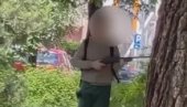 SNIMAK IZ NOVOG SADA: Mladić sa vazdušnom puškom iza muzičke škole (VIDEO) SNIMAK IZ NOVOG SADA: Mladić sa vazdušnom puškom iza muzičke škole (VIDEO)