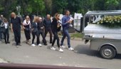 ИСПРАЋАЈ ЋЕРКЕ ДРАГАНА КОБИЉСКОГ: Поворка нема и скрхана од бола (ФОТО, ВИДЕО) ИСПРАЋАЈ ЋЕРКЕ ДРАГАНА КОБИЉСКОГ: Поворка нема и скрхана од бола (ФОТО, ВИДЕО)