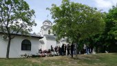 DECA U CRNINI KOJA TIHO PLAČU: Porodica i prijatelji ispraćaju tragično nastradalu Adrianu (FOTO)