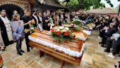 ЦЕЛО СЕЛО ЗАВИЈЕНО У ЦРНО: Мало Орашје сахрањује петорицу младића убијених у крвавом пиру (ФОТО/ВИДЕО) ЦЕЛО СЕЛО ЗАВИЈЕНО У ЦРНО: Мало Орашје сахрањује петорицу младића убијених у крвавом пиру (ФОТО/ВИДЕО)