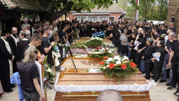 ЗА ЊИХ КАО ДА ЈЕ ВРЕМЕ СТАЛО: Мештани младеновачких и смедеревских села тешко се носе са тугом и болом након трагедичне пуцњаве ЗА ЊИХ КАО ДА ЈЕ ВРЕМЕ СТАЛО: Мештани младеновачких и смедеревских села тешко се носе са тугом и болом након трагедичне пуцњаве