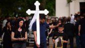 SAHRANJENA I MALA ADRIANA: Beli baloni pušteni u čast nevino stradalog deteta (FOTO) SAHRANJENA I MALA ADRIANA: Beli baloni pušteni u čast nevino stradalog deteta (FOTO)