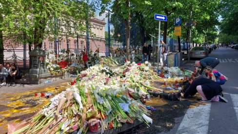 ČETRDESET DANA OD TRAGEDIJE U OŠ VLADISLAV RIBNIKAR: Građani od 10 do 18 časova mogu da polože cveće u znak sećanja na stradale