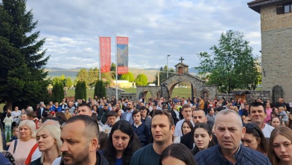ХИЉАДЕ ГРАЂАНА БЕРАНА НА ПОМЕНУ УБИЈЕНОЈ ДЕЦИ И ГРАЂАНИМА СРБИЈЕ: Туга за побијеном браћом (ФОТО/ВИДЕО) ХИЉАДЕ ГРАЂАНА БЕРАНА НА ПОМЕНУ УБИЈЕНОЈ ДЕЦИ И ГРАЂАНИМА СРБИЈЕ: Туга за побијеном браћом (ФОТО/ВИДЕО)