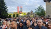 HILJADE GRAĐANA BERANA NA POMENU UBIJENOJ DECI I GRAĐANIMA SRBIJE: Tuga za pobijenom braćom (FOTO/VIDEO)