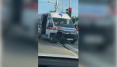 SAOBRAĆAJNA NESREĆA U BORČI: Sudarili se automobil i vozilo Hitne pomoći (VIDEO)