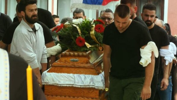 СИНЕ, ЕВО ТИ ИДЕ УЧИТЕЉИЦА: Потресна сцена на сахрани младића убијених у Малом Орашју СИНЕ, ЕВО ТИ ИДЕ УЧИТЕЉИЦА: Потресна сцена на сахрани младића убијених у Малом Орашју
