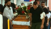 СИНЕ, ЕВО ТИ ИДЕ УЧИТЕЉИЦА: Потресна сцена на сахрани младића убијених у Малом Орашју СИНЕ, ЕВО ТИ ИДЕ УЧИТЕЉИЦА: Потресна сцена на сахрани младића убијених у Малом Орашју