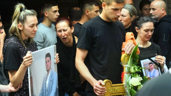 МАЈКЕ КЛОНУЛЕ, ГРЧИ ИМ СЕ УТРОБА ШТО ИХ ЈЕ НОСИЛА: Црни барјаци уместо ђурђевданских венаца - сахрањена петорица младића у Малом Орашју МАЈКЕ КЛОНУЛЕ, ГРЧИ ИМ СЕ УТРОБА ШТО ИХ ЈЕ НОСИЛА: Црни барјаци уместо ђурђевданских венаца - сахрањена петорица младића у Малом Орашју