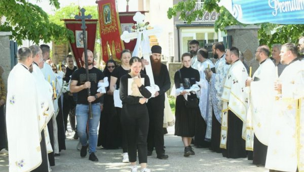 ХИЉАДЕ ЉУДИ ИСПРАЋАЈУ ДАЛИБОРА, МИЛАНА И КРИСТИНУ: Дубона се опрашта од своје деце (ВИДЕО) ХИЉАДЕ ЉУДИ ИСПРАЋАЈУ ДАЛИБОРА, МИЛАНА И КРИСТИНУ: Дубона се опрашта од своје деце (ВИДЕО)