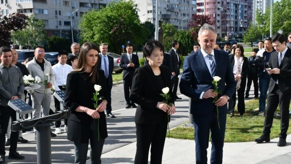 ЗА САМО ЈЕДАН ДАН ПОГИНУЛО 19 ЉУДИ: Обележена 24-годишњица напада касетним бомбама на Ниш и кинеску амбасаду у Београду ЗА САМО ЈЕДАН ДАН ПОГИНУЛО 19 ЉУДИ: Обележена 24-годишњица напада касетним бомбама на Ниш и кинеску амбасаду у Београду
