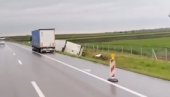 KAMION SLETEO SA PUTA U LIVADU: Saobraćajna nesreća na putu Srbobran–Feketić KAMION SLETEO SA PUTA U LIVADU: Saobraćajna nesreća na putu Srbobran–Feketić
