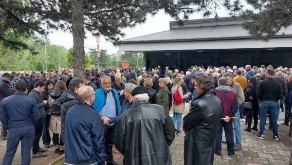 САНДУК ПРЕКРИВЕН БЕЛИМ ЦВЕЋЕМ, РОДИТЕЉИ НЕУТЕШНИ: На последњи починак испраћена малена Бојана коју је убио друг из разреда (ФОТО) САНДУК ПРЕКРИВЕН БЕЛИМ ЦВЕЋЕМ, РОДИТЕЉИ НЕУТЕШНИ: На последњи починак испраћена малена Бојана коју је убио друг из разреда (ФОТО)