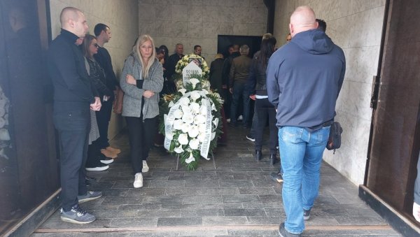 НЕБО НЕ ПЛАЧЕ КАДА БОГ ПРИМА СВОЈЕ АНЂЕЛЕ: Потресне слике на сахрани убијене девојчице, остаје питање - Зашто је то морало да се деси? НЕБО НЕ ПЛАЧЕ КАДА БОГ ПРИМА СВОЈЕ АНЂЕЛЕ: Потресне слике на сахрани убијене девојчице, остаје питање - Зашто је то морало да се деси?
