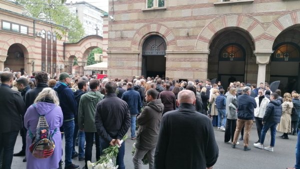 УМЕСТО СУНЦЕМ, ДАНИ ПОЧИЊАЛИ ТВОЈИМ ЗАГРЉАЈЕМ: Непрегледна колона грађана на Новом гробљу испратила трагично настрадалу девојчицу УМЕСТО СУНЦЕМ, ДАНИ ПОЧИЊАЛИ ТВОЈИМ ЗАГРЉАЈЕМ: Непрегледна колона грађана на Новом гробљу испратила трагично настрадалу девојчицу