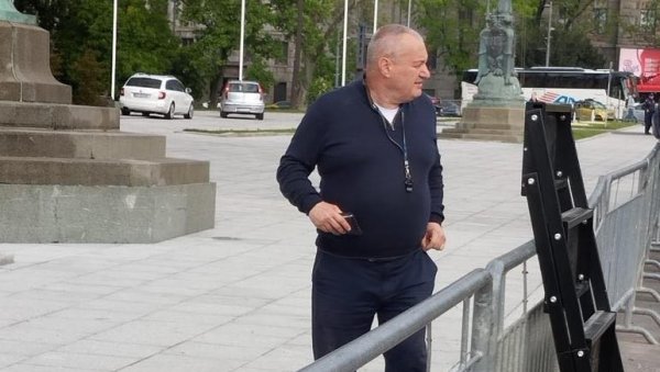 ЗАТВОРЕН ПУН КРУГ Организатор Срђан Миливојевић открио разлог протеста: Вучићу, одлази ЗАТВОРЕН ПУН КРУГ Организатор Срђан Миливојевић открио разлог протеста: Вучићу, одлази