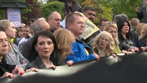 УЧЕСНИК ПРОТЕСТА ПРОТИВ НАСИЉА РАЗОЧАРАН: После Вучића би могао да дође неко много гори УЧЕСНИК ПРОТЕСТА ПРОТИВ НАСИЉА РАЗОЧАРАН: После Вучића би могао да дође неко много гори