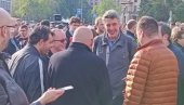 ДОК СРБИЈА ТУГУЈЕ, МИКЕТИЋ СЕ СМЕЈЕ: Срамно понашање Ђорђа Микетића на протесту ДОК СРБИЈА ТУГУЈЕ, МИКЕТИЋ СЕ СМЕЈЕ: Срамно понашање Ђорђа Микетића на протесту