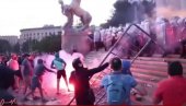 Ово су људи који су оскрнавили најтужније дане у Србији (ВИДЕО) Ово су људи који су оскрнавили најтужније дане у Србији (ВИДЕО)